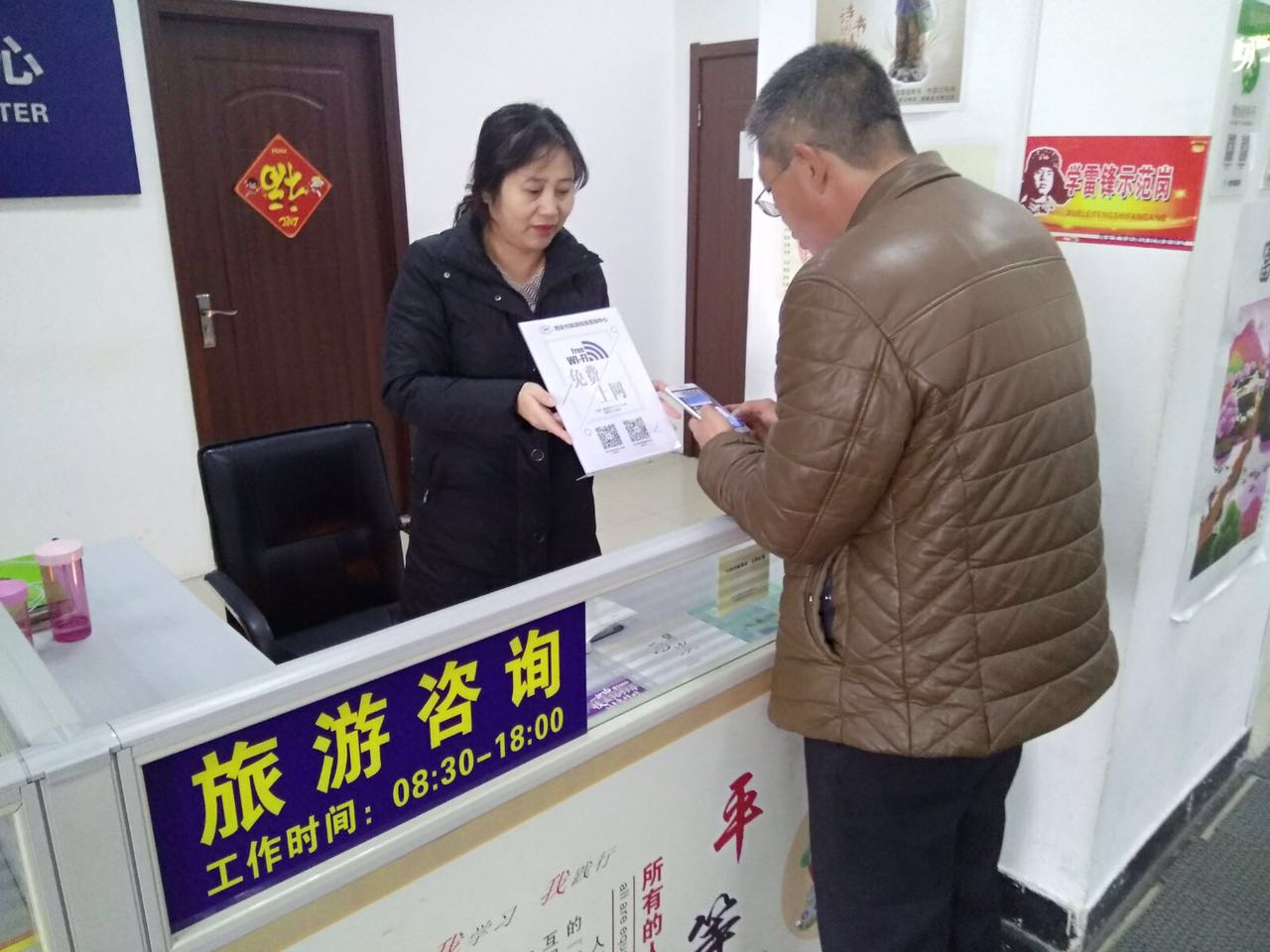 為游客當(dāng)好“店小二”，西安市旅游信息咨詢中心元旦接待游客12000余人次